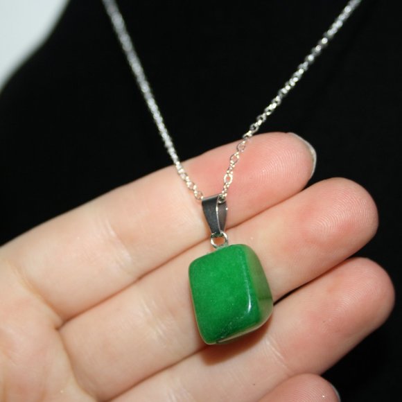 Beautiful green natural stone necklace silver NWoT